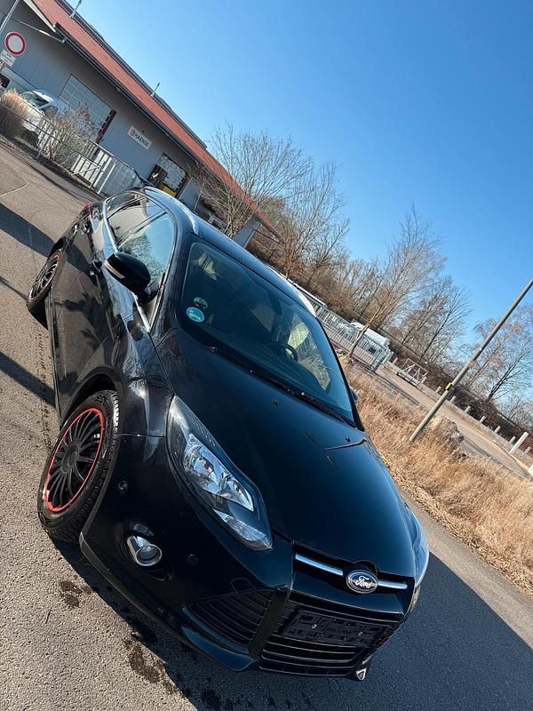 Schwarz Gebraucht 2012 Ford Focus Kombi | 2.200 € (Superpreis) - Bild 1/4