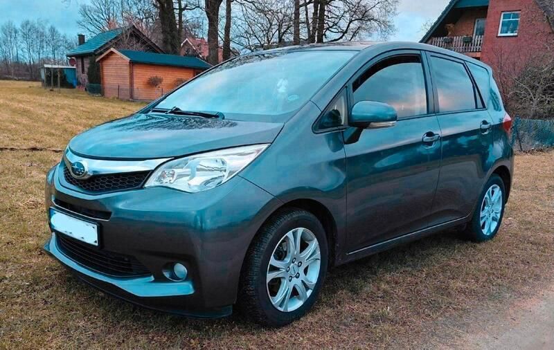 Grau Gebraucht 2012 Subaru Trezia Comfort Van / Kleinbus | 11.500 € (Fairer Preis) - Bild 1/4