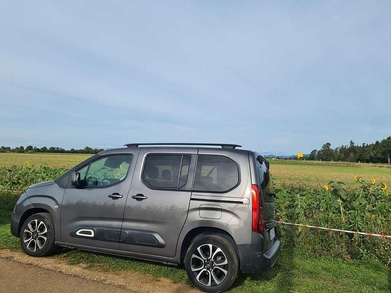 Grau Gebraucht 2019 Citroën Berlingo Shine Van / Kleinbus | 19.400 € (Fairer Preis) - Bild 1/4
