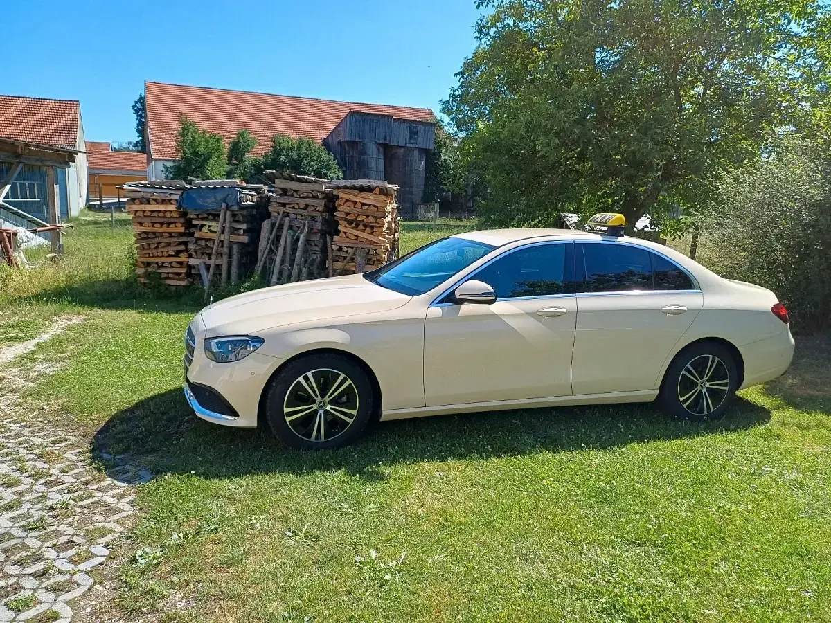 Gebraucht Mercedes E220 194 PS (142 kW) 2021 Andere farben Limousine