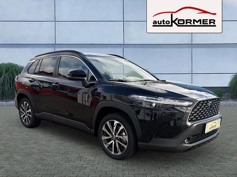 Tiefschwarz mica metallic Neu 2025 Toyota Corolla Cross Team SUV | 34.690 € (Guter Preis) - Bild 1/4