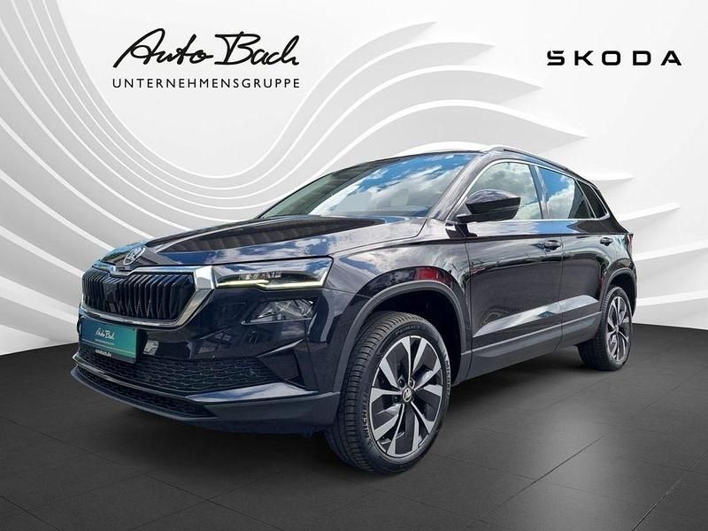 Schwarz (blackmagic perleffekt) Gebraucht 2022 Skoda Karoq Style SUV | 26.890 € (Fairer Preis) - Bild 1/4