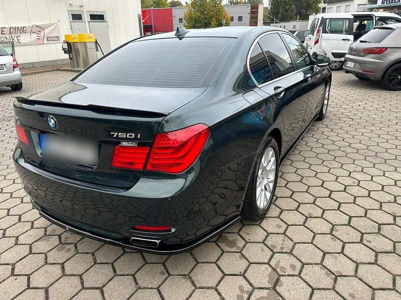 Gebraucht BMW 750 404 PS (297 kW) 2010 Grün Limousine