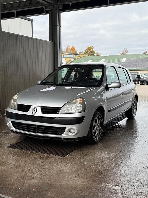Silber Gebraucht 2005 Renault Clio II Kleinwagen | 2.250 € (Etwas zu teuer) - Bild 1/4