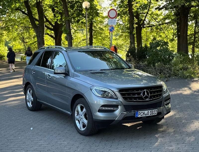 Grau Gebraucht 2012 Mercedes ML350 SUV | 16.200 € (Guter Preis) - Bild 1/4