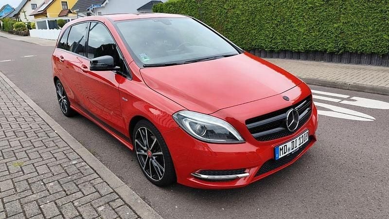 Rot Gebraucht 2012 Mercedes B180 AMG line Van / Kleinbus | 11.999 € (Guter Preis) - Bild 1/4