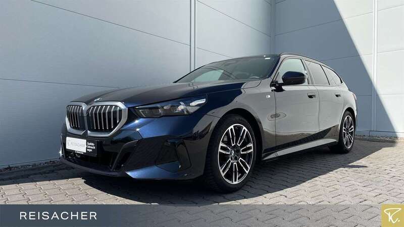 Carbonschwarz Gebraucht 2024 BMW 520 Comfort Edition Kombi | 49.949 € (Superpreis) - Bild 1/4
