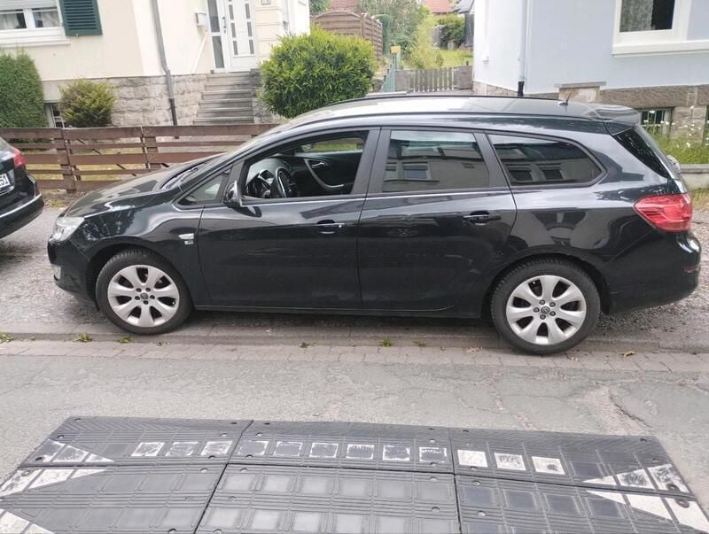 Schwarz Gebraucht 2012 Opel Astra Kombi | 2.800 € (Superpreis) - Bild 1/4