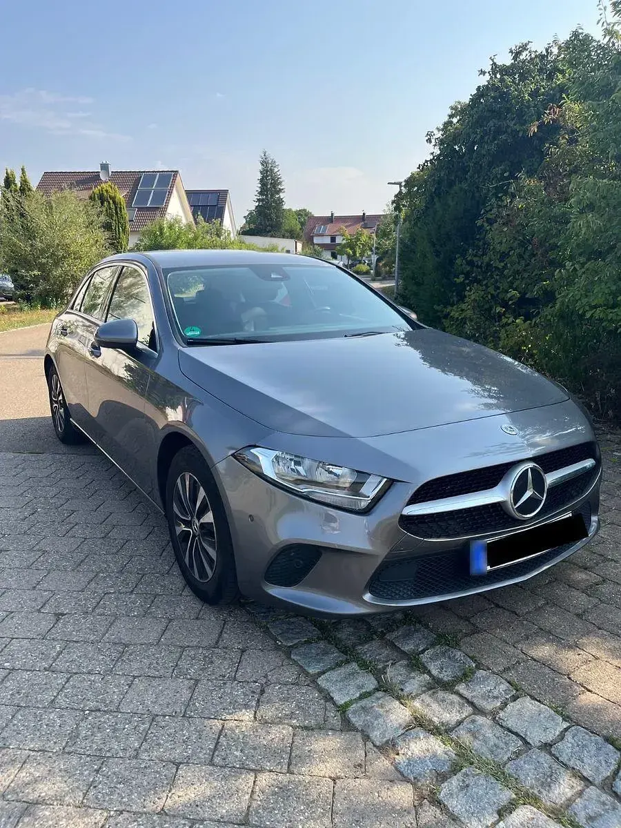 Gebraucht Mercedes A180 136 PS (100 kW) 2021 Grau Limousine