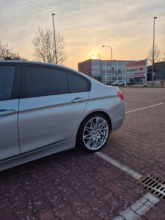 Gebraucht BMW 320 184 PS (135 kW) 2012 Silber Limousine