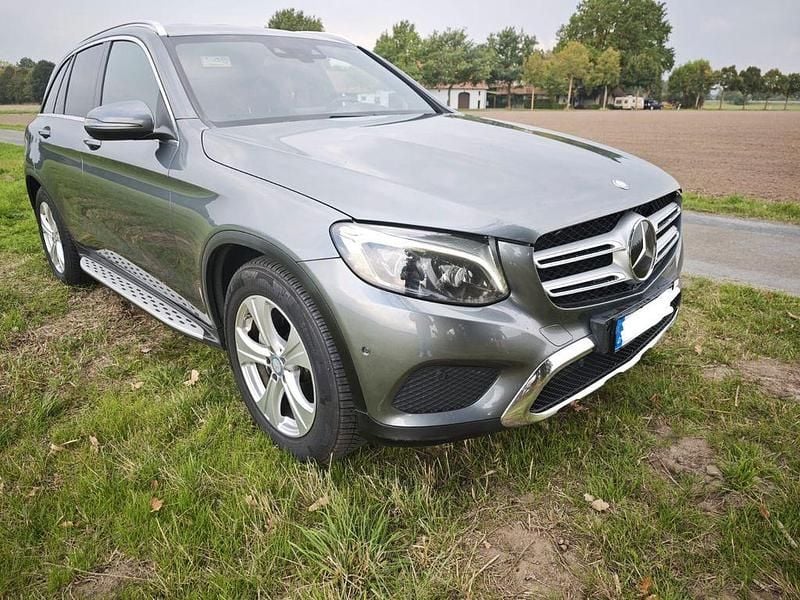 Grau Gebraucht 2016 Mercedes GLC250 SUV | 17.980 € (Guter Preis) - Bild 1/4