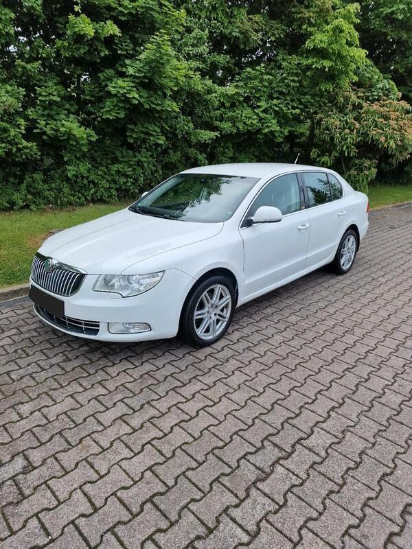 Weiß Gebraucht 2009 Skoda Superb Limousine | 3.500 € (Fairer Preis) - Bild 1/4