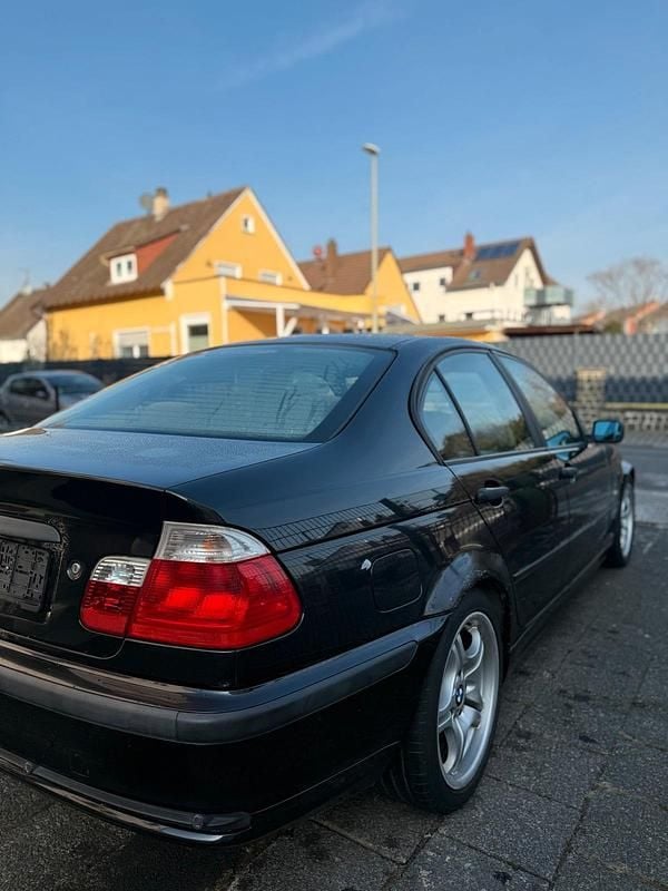 Schwarz Gebraucht 2001 BMW 320 Limousine | 940 € (Superpreis) - Bild 1/4