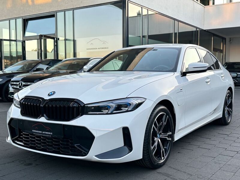 Weiß Gebraucht 2023 BMW 330e M Sport Limousine | 43.890 € (Etwas zu teuer) - Bild 1/4