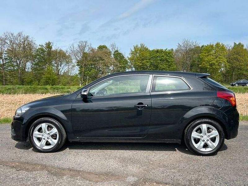 Second-hand Kia Ceed 125 CP (91 kW) 2011 Negru Hatchback