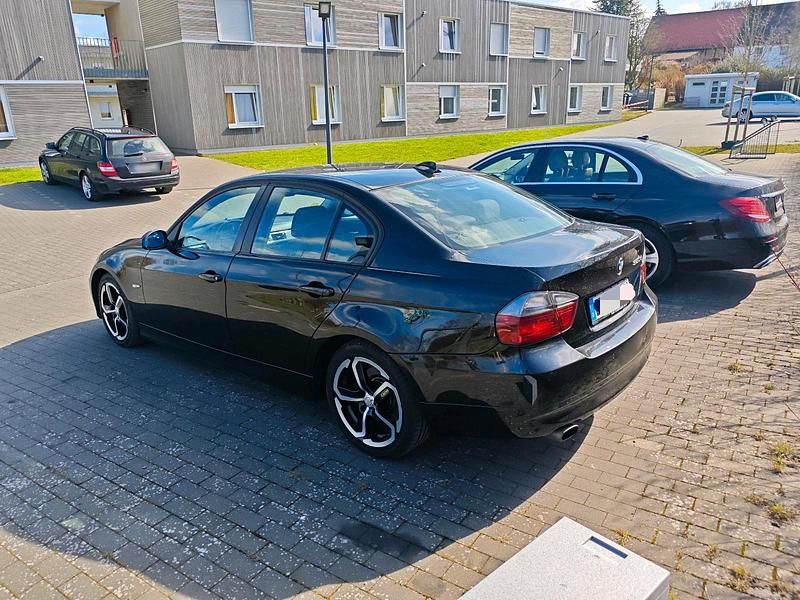 Gebraucht BMW 320 177 PS (130 kW) 2008 Schwarz Limousine