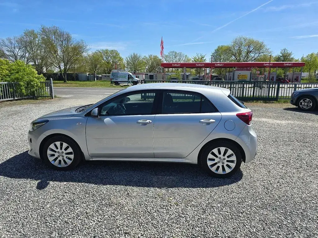 Używany Kia Rio Edition 7 84 KM (61 kW) 2017 Srebrny Sedan/Limuzyna