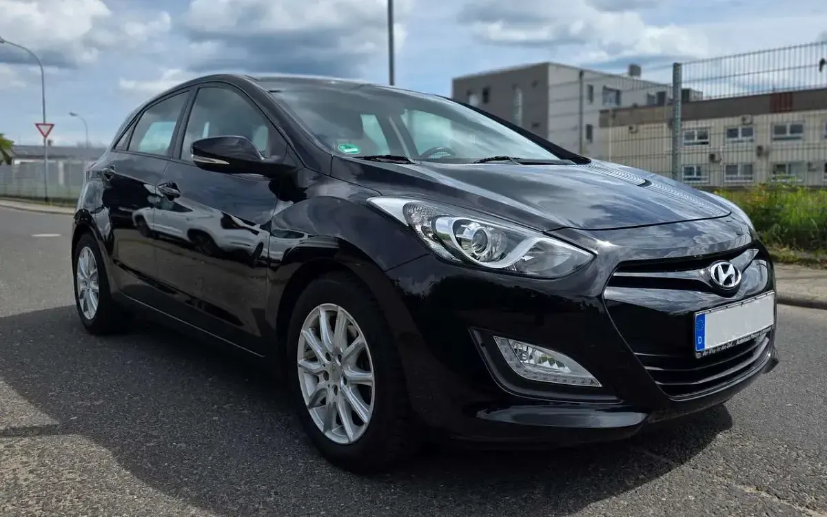 Gebraucht Hyundai i30 99 PS (72 kW) 2015 Schwarz Limousine