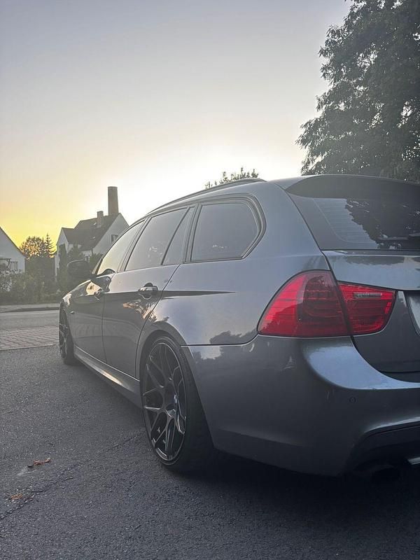 Grau Gebraucht 2011 BMW 318 M Sport Kombi | 7.000 € (Fairer Preis) - Bild 1/4