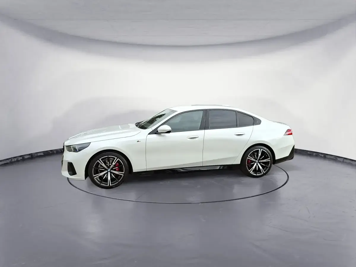 Gebraucht BMW 520 M Sport 208 PS (152 kW) 2025 Weiß Limousine