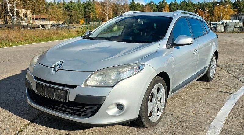 Grau Gebraucht 2011 Renault Mégane III Dynamique Limousine | 2.290 € - Bild 1/4