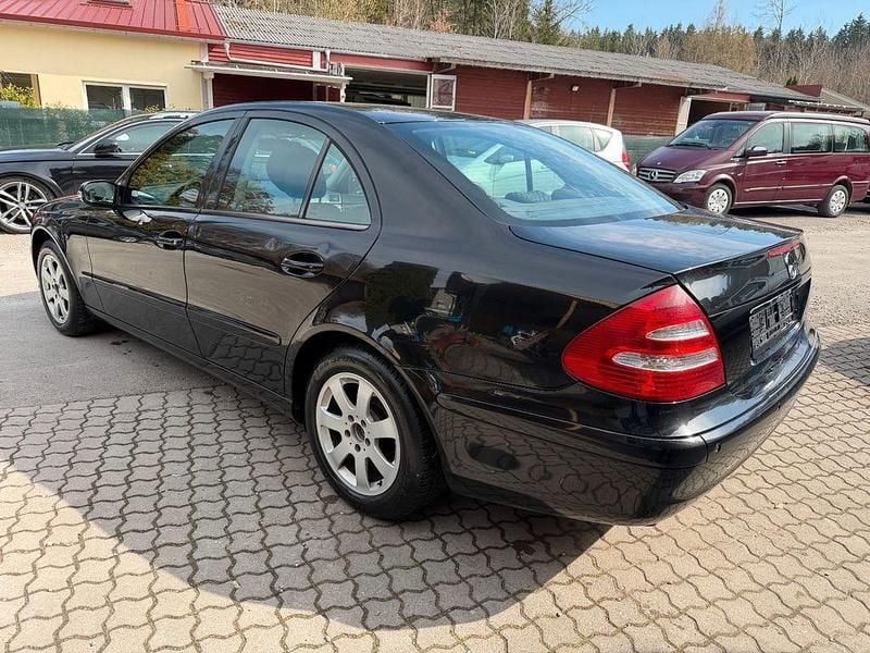 Second-hand Mercedes E200 122 CP (89 kW) 2005 Negru Berlinǎ