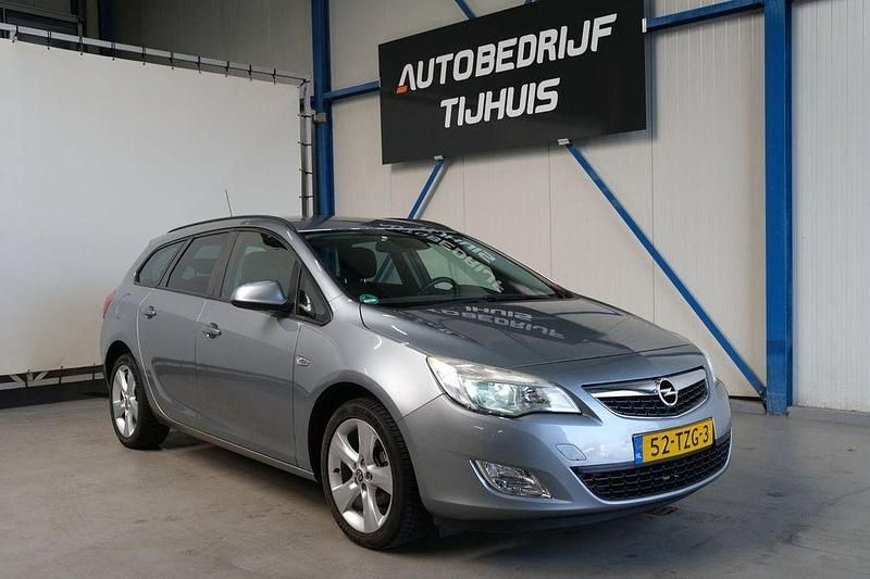 Gebraucht Opel Astra Edition 120 PS (88 kW) 2012 Grau Kombi