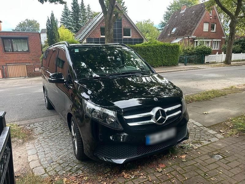 Schwarz Gebraucht 2019 Mercedes V220 Edition Van / Kleinbus | 43.900 € - Bild 1/4