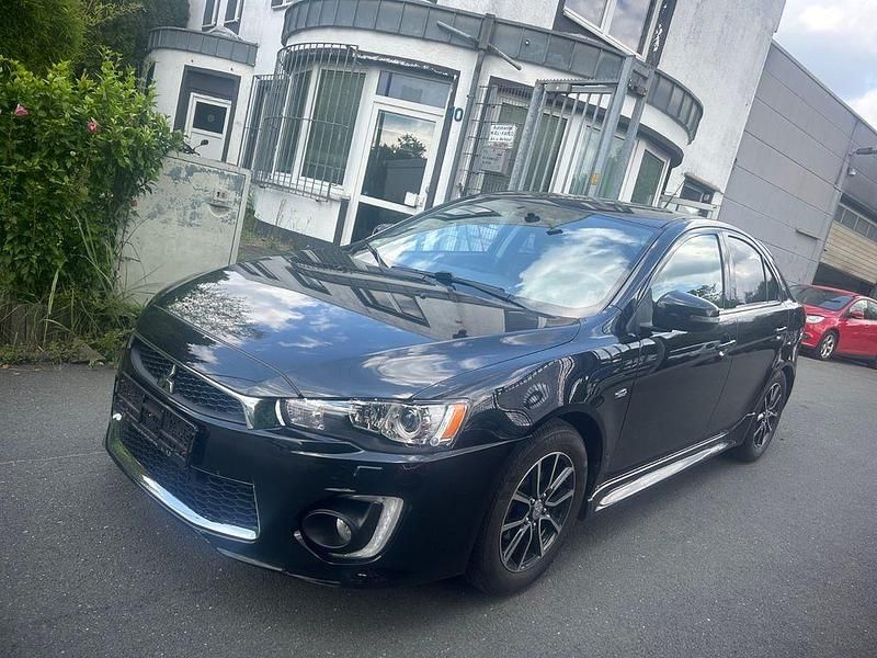 Schwarz Gebraucht 2016 Mitsubishi Lancer Sportback Plus Limousine | 6.990 € (Fairer Preis) - Bild 1/4