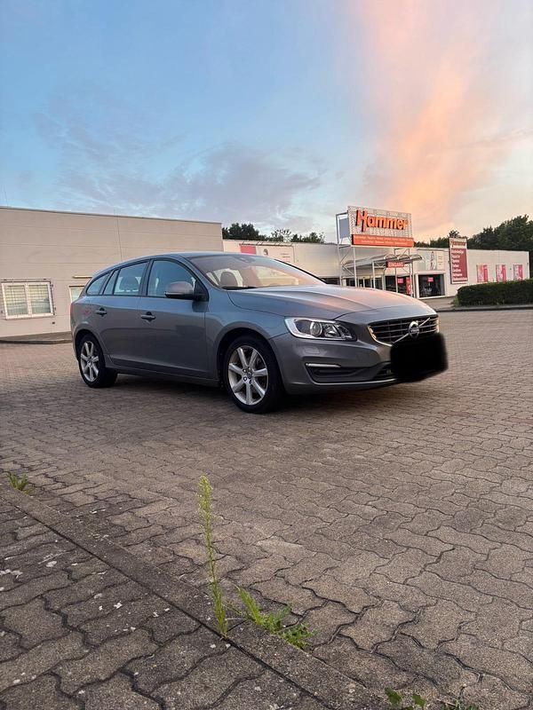 Grau Gebraucht 2016 Volvo V60 Kombi | 12.000 € (Fairer Preis) - Bild 1/4