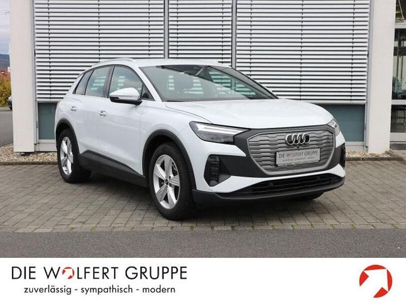 Gletscherweiß metallic Gebraucht 2022 Audi Q4 e-tron Basis SUV | 28.380 € (Teuer) - Bild 1/4