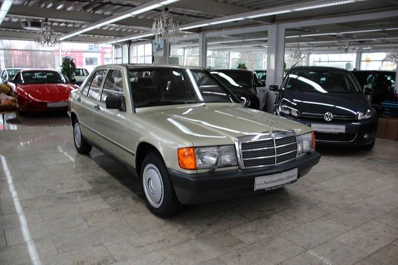 Second-hand Mercedes 190 90 CP (66 kW) 1982 Verde Berlinǎ