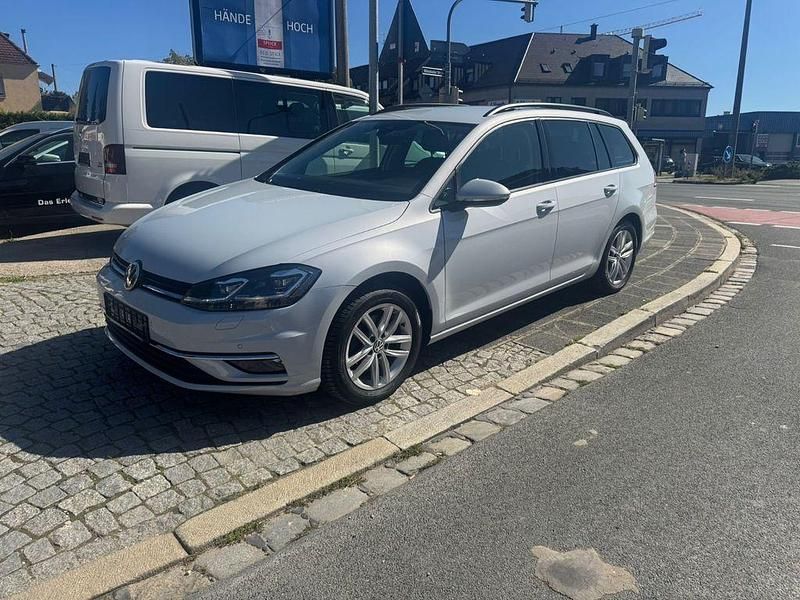 Weiß Gebraucht 2017 VW Golf VII Comfortline Kombi | 12.999 € (Guter Preis) - Bild 1/4