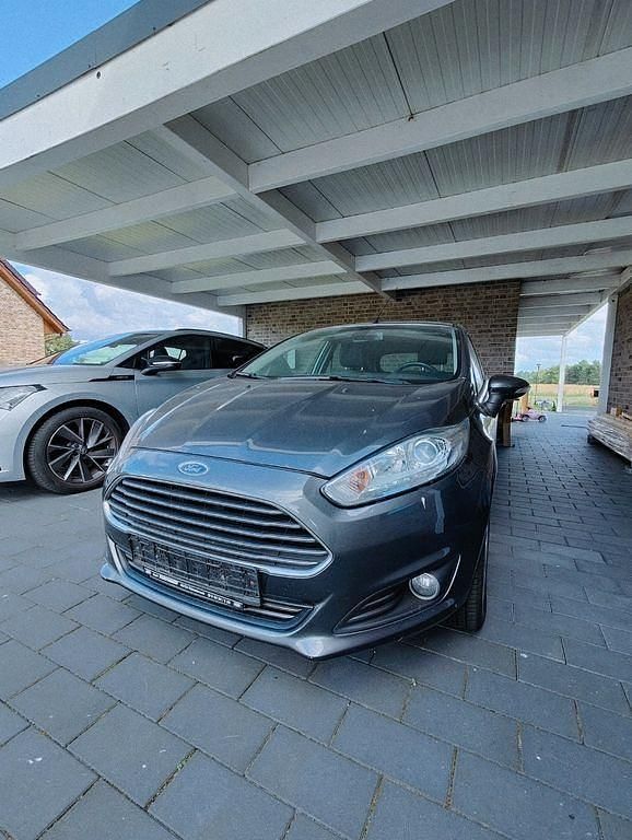 Grau Gebraucht 2015 Ford Fiesta Titanium Kleinwagen | 6.399 € (Fairer Preis) - Bild 1/4