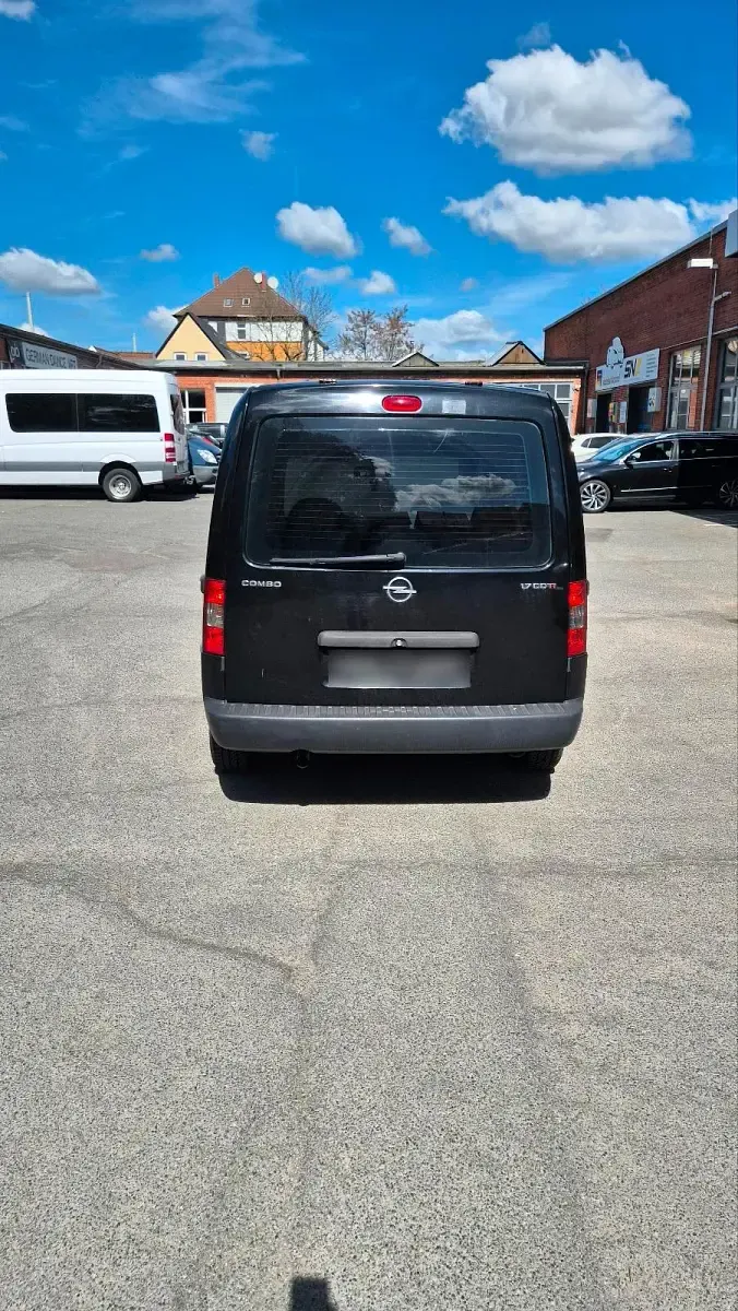 Używany Opel Combo 100 KM (73 kW) 2005 Czarny Minivan