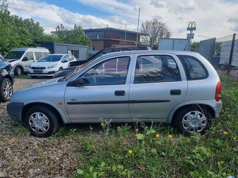Silber Gebraucht 1999 Opel Corsa Limousine | 800 € (Guter Preis) - Bild 1/3