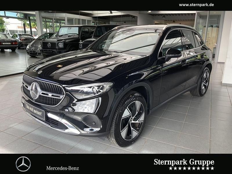 Lack obsidianschwarz Gebraucht 2024 Mercedes GLC300e SUV | 63.890 € (Guter Preis) - Bild 1/4