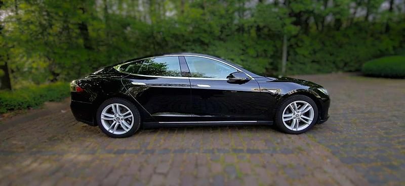 Schwarz Gebraucht 2015 Tesla Model S Limousine | 26.000 € - Bild 1/4