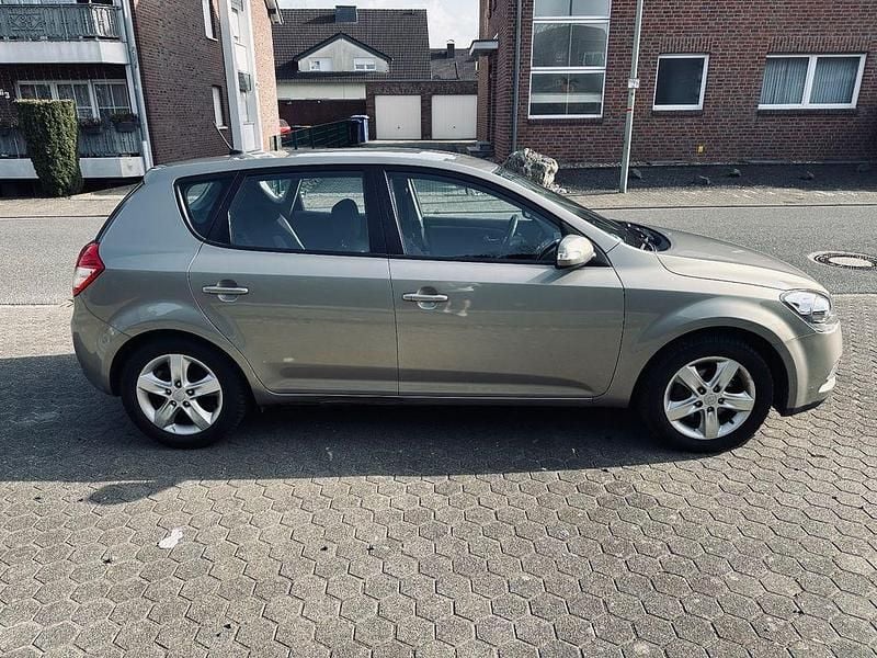 Gebraucht Kia Ceed 125 PS (91 kW) 2010 Grau Kleinwagen