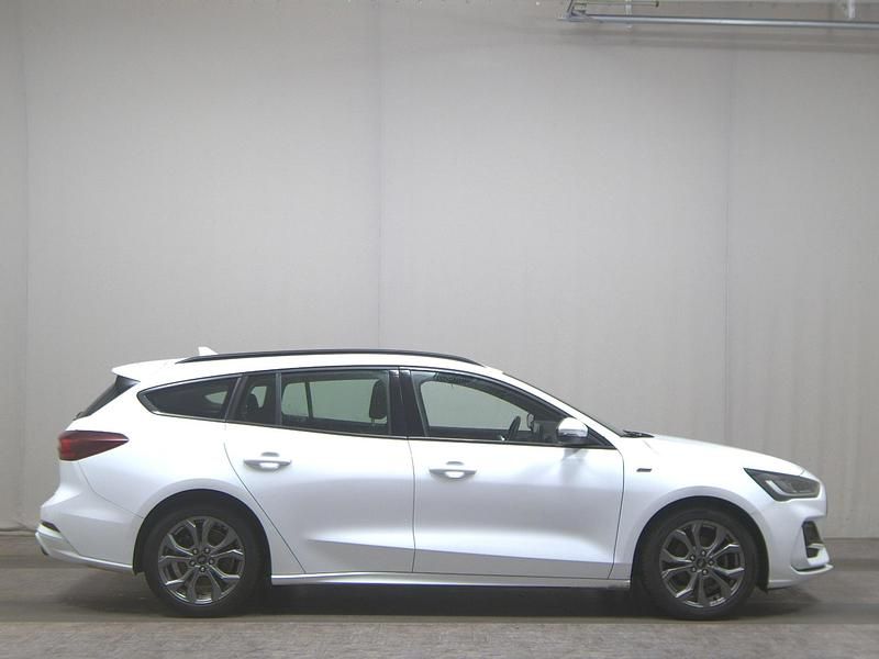 Weiss Gebraucht 2022 Ford Focus ST-Line Kombi | 11.480 € (Teuer) - Bild 1/4