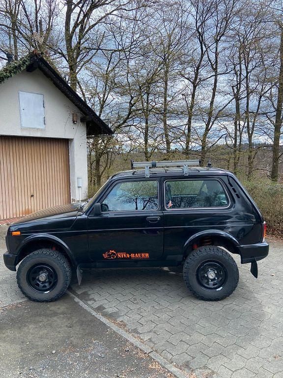 Usata Lada Urban 83 CV (61 kW) 2017 Nero SUV