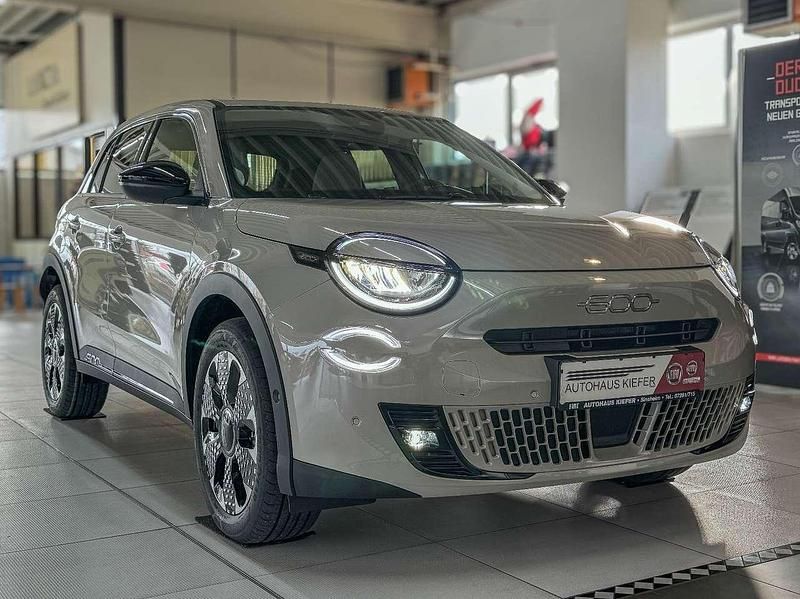 Neu Fiat 600E La Prima 114 kW (156 PS) 2025 Sand  earth of italy SUV
