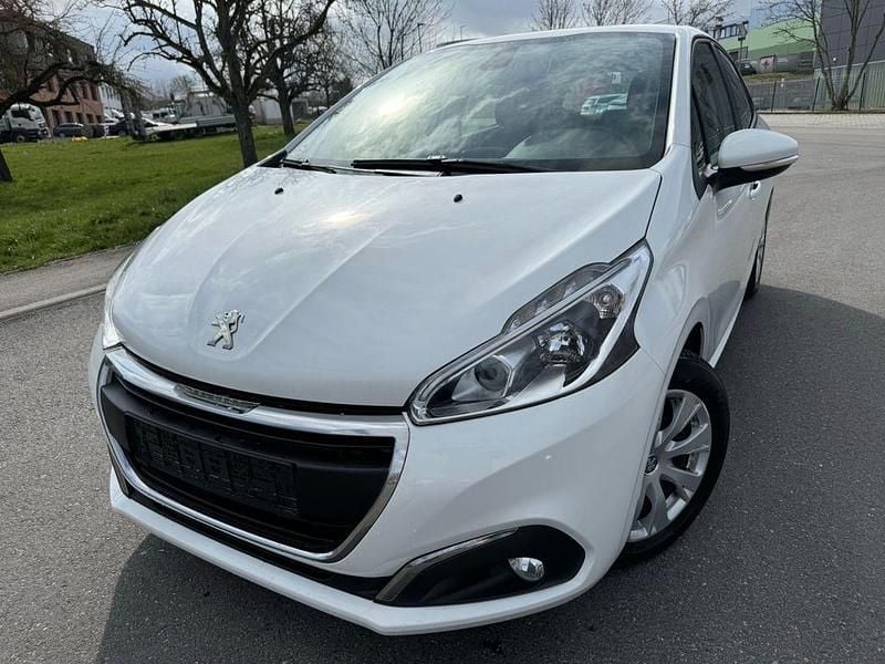 Gebraucht Peugeot 208 Active 82 PS (60 kW) 2017 Weiß Kleinwagen