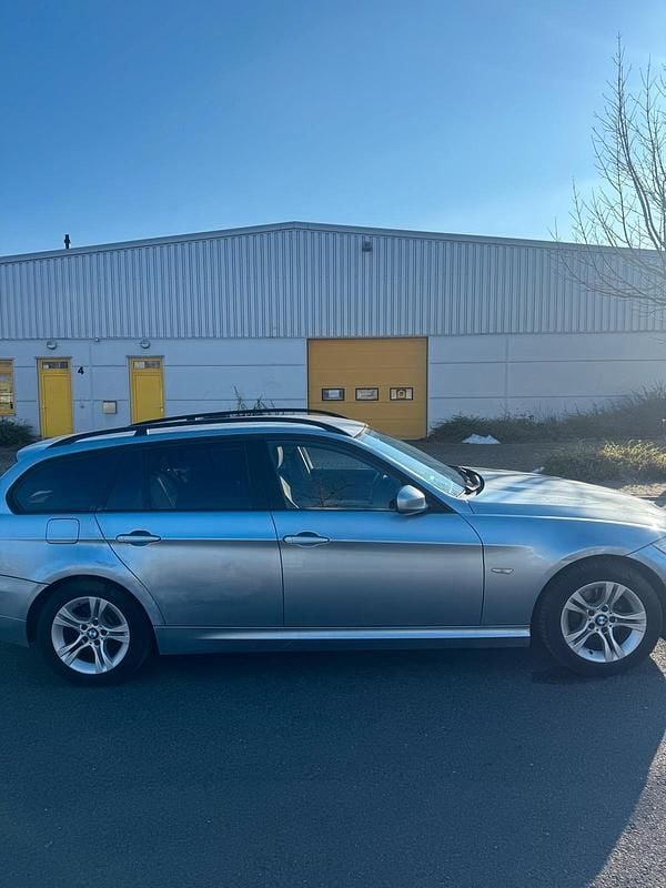 Gebraucht BMW 318 145 PS (106 kW) 2009 Blau Kombi