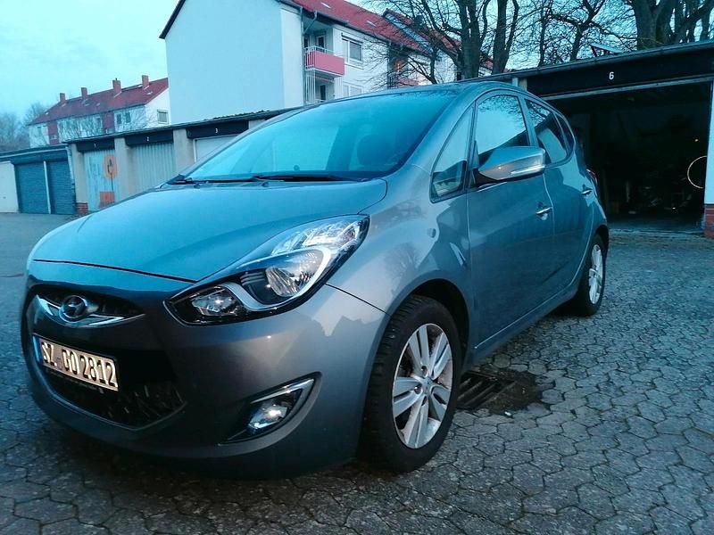 Gebraucht Hyundai ix20 125 PS (91 kW) 2012 Grau Kleinwagen