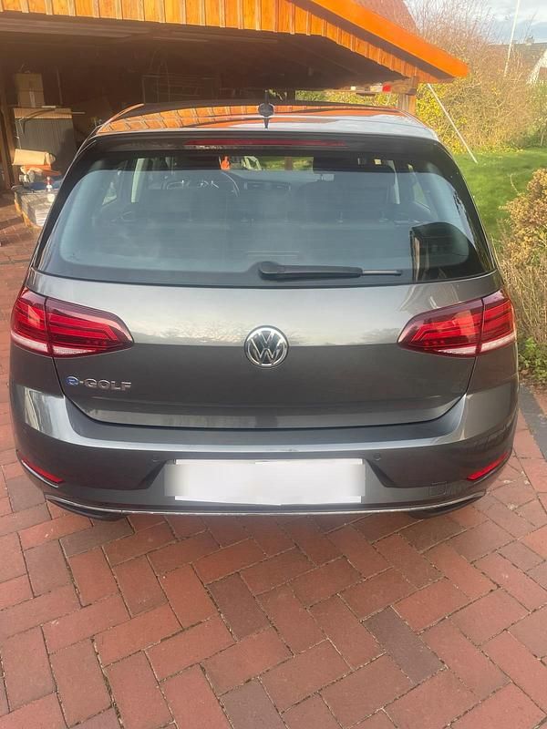 Grau Gebraucht 2020 VW e-Golf Kleinwagen | 13.300 € (Guter Preis) - Bild 1/4