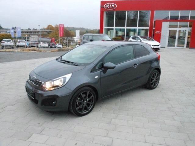 Grau Gebraucht 2015 Kia Rio DREAM-TEAM Edition Kleinwagen | 5.999 € (Fairer Preis) - Bild 1/4