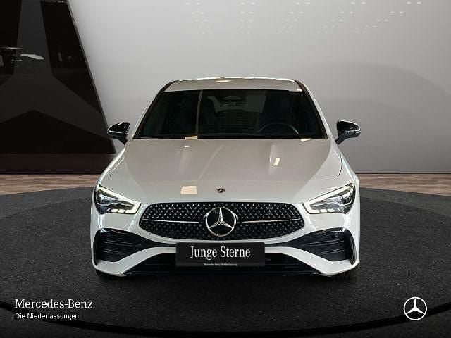 Weiß Gebraucht 2024 Mercedes CLA200 Shooting Brake AMG Kombi | 32.990 € (Fairer Preis) - Bild 1/4
