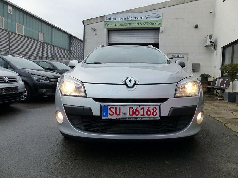 Grau Gebraucht 2012 Renault Mégane III Dynamique Limousine | 3.150 € (Fairer Preis) - Bild 1/4