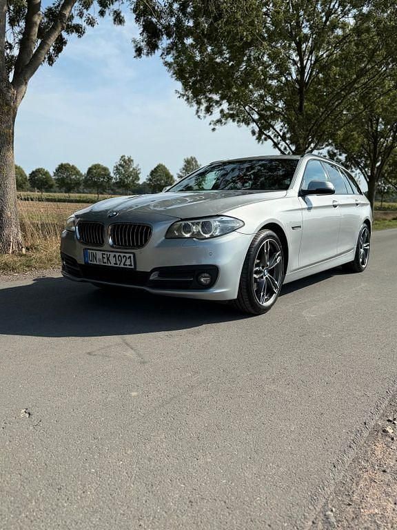 Silber Gebraucht 2017 BMW 520 Luxury Line Kombi | 15.490 € (Superpreis) - Bild 1/4